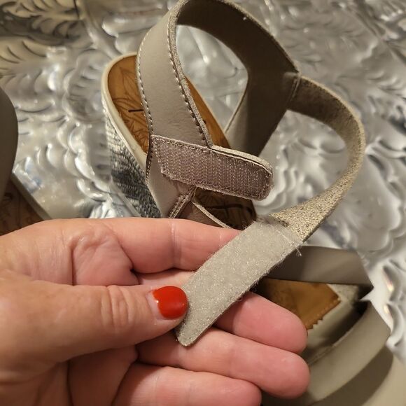 Blowfish 🐡 Malibu NIB  wedged sandals size 71/2, light Grey w/ woven heel - Picture 7 of 8